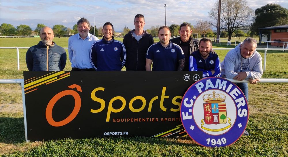 Nouveau Staff du Foot Club de pamiers devant le panneaux de l'équipementier O Sport
