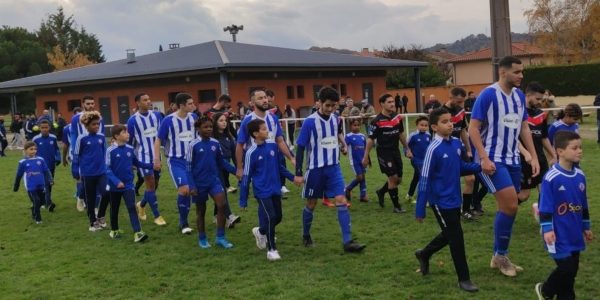 Formation fanion du FC Pamiers et jeunes de l’école de foot.