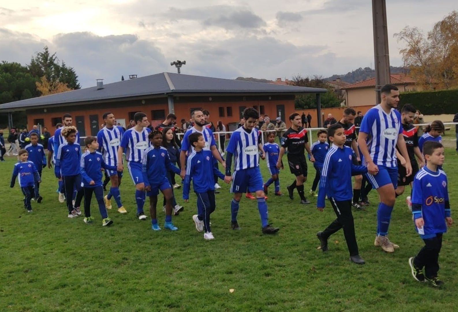 Formation fanion du FC Pamiers et jeunes de l'école de foot.