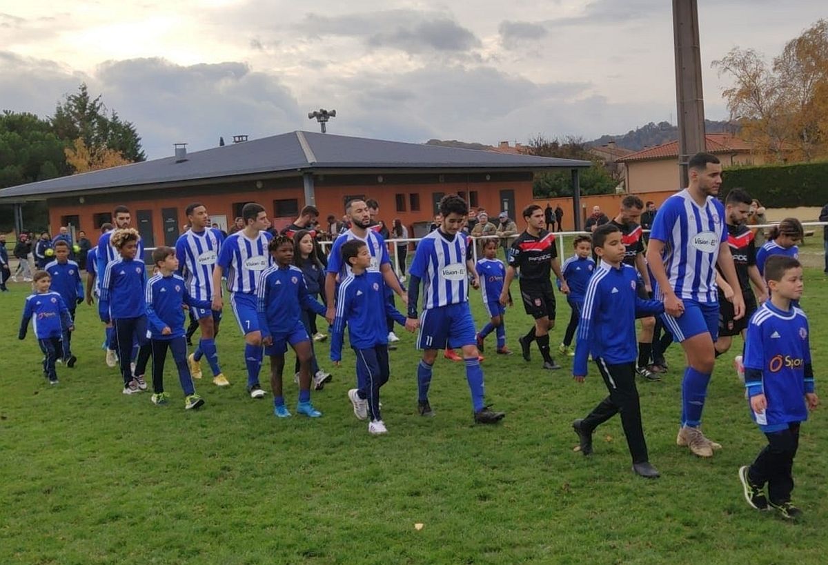 Lors de la dernière rencontre du FCP et l'entrée des équipes sur le terrain avec l'école de foot.